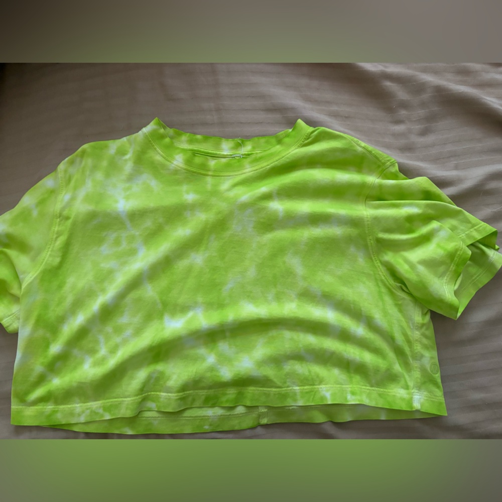 Lululemon cropped tie-dye tee.